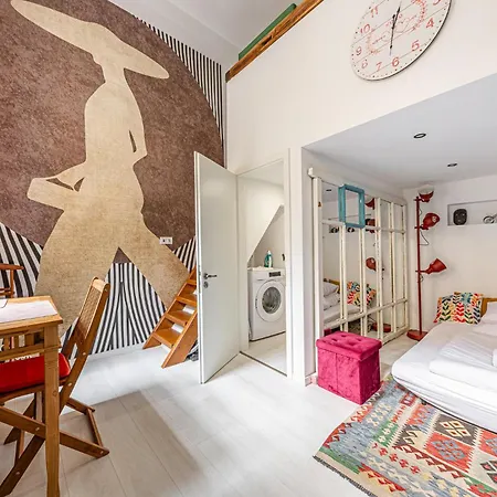 Charming & The Hidden Gem On Akacfa Str