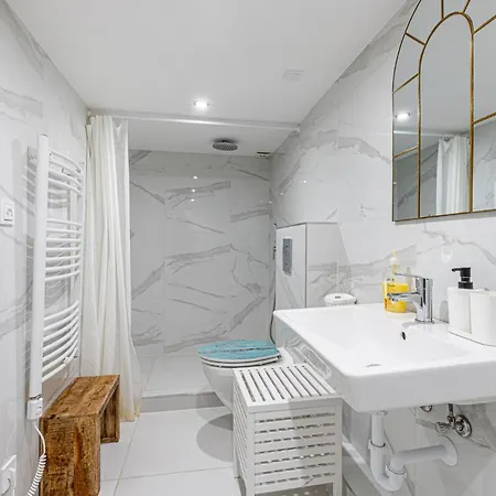 Charming & The Hidden Gem On Akacfa Str