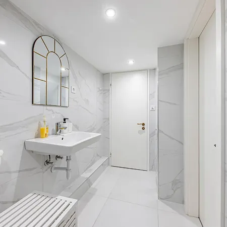 Charming & The Hidden Gem On Akacfa Str *