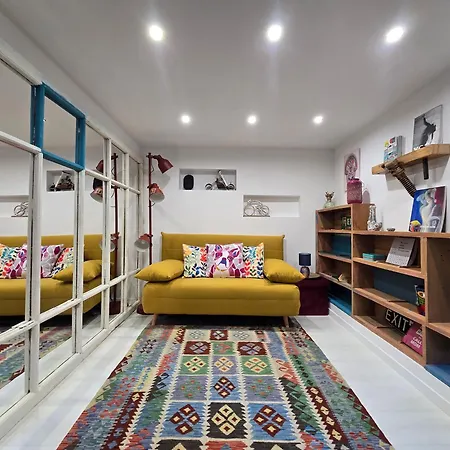 Charming & The Hidden Gem On Akacfa Str Apartment *