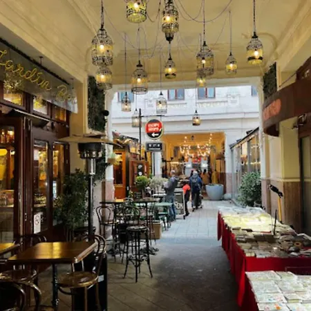 Charming & The Hidden Gem On Akacfa Str Lejlighed *