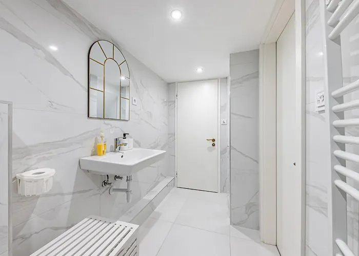 Charming & The Hidden Gem On Akacfa Str *