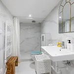 Charming & The Hidden Gem On Akacfa Str