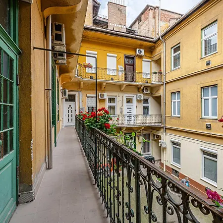 Charming & The Hidden Gem On Akacfa Str Appartement