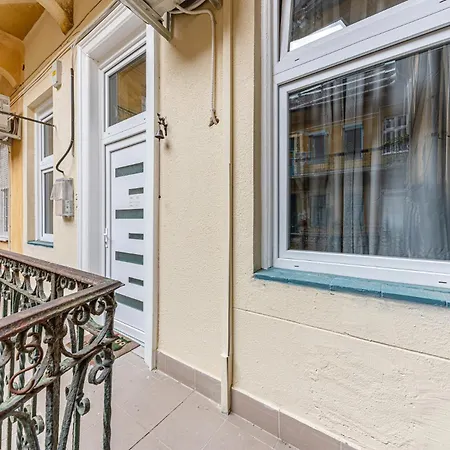 Charming & The Hidden Gem On Akacfa Str Appartement Budapest
