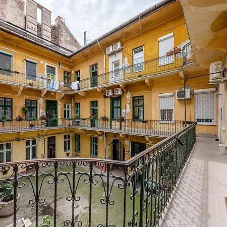 Charming & The Hidden Gem On Akacfa Str Appartement