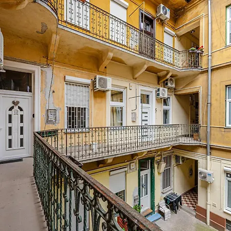 Apartment Charming & The Hidden Gem On Akacfa Str Budapest