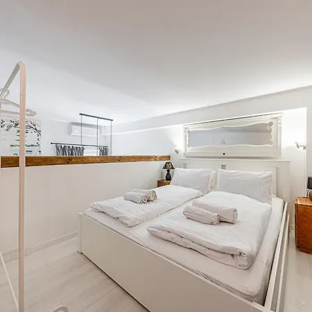 Charming & The Hidden Gem On Akacfa Str * Budapest